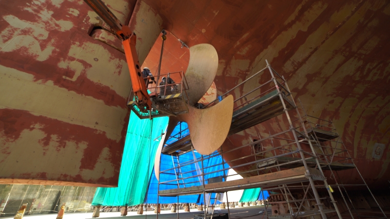 Demontaż 17-tonowej śruby okrętowej na statku Leopard Moon-GospodarkaMorska.pl