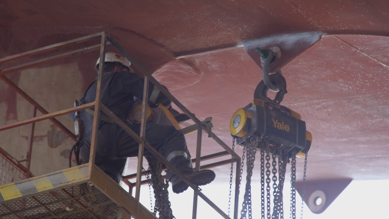 Demontaż 17-tonowej śruby okrętowej na statku Leopard Moon-GospodarkaMorska.pl