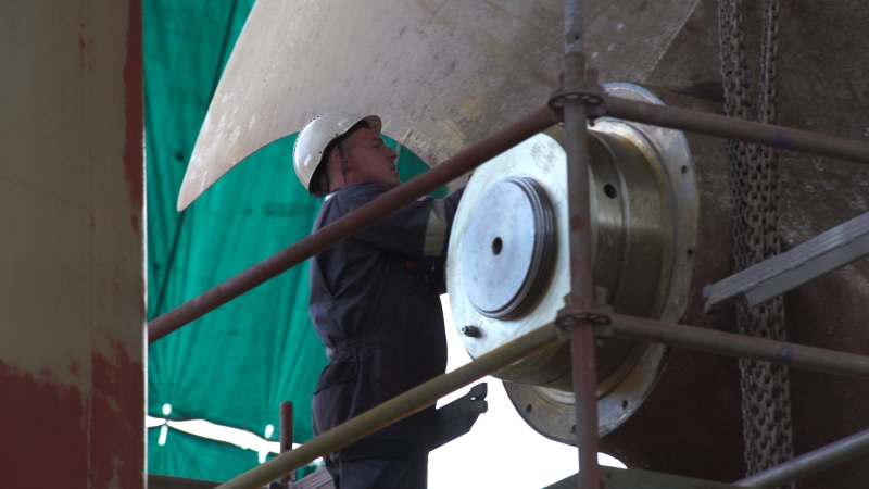 Demontaż 17-tonowej śruby okrętowej na statku Leopard Moon-GospodarkaMorska.pl