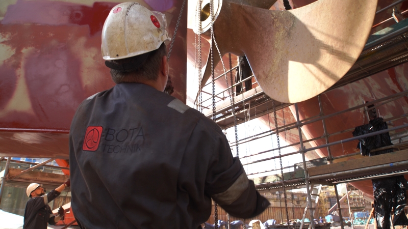 Demontaż 17-tonowej śruby okrętowej na statku Leopard Moon-GospodarkaMorska.pl