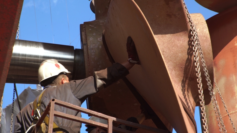 Demontaż 17-tonowej śruby okrętowej na statku Leopard Moon-GospodarkaMorska.pl