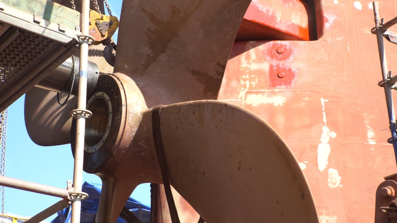 Demontaż 17-tonowej śruby okrętowej na statku Leopard Moon-GospodarkaMorska.pl