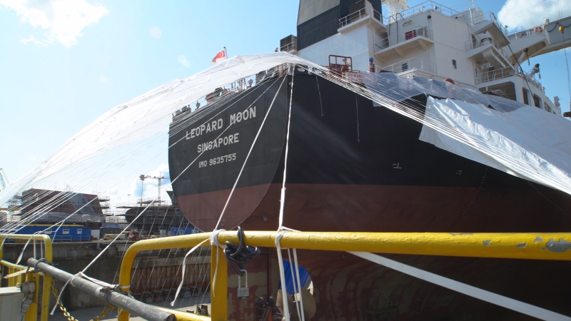 Demontaż 17-tonowej śruby okrętowej na statku Leopard Moon-GospodarkaMorska.pl