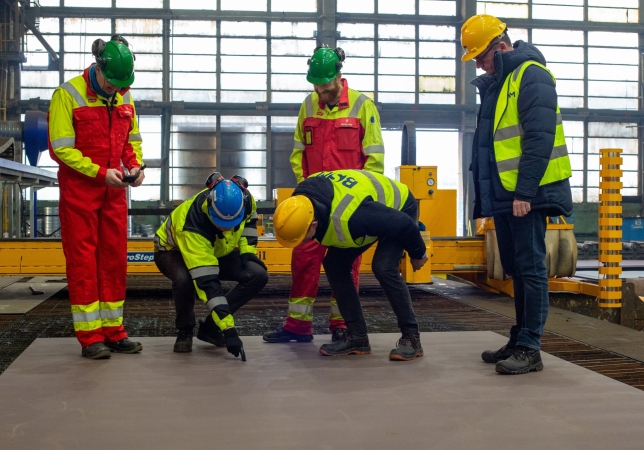 CRIST. Cięcie stali i położenie stępki pod dwa offshorowce-GospodarkaMorska.pl