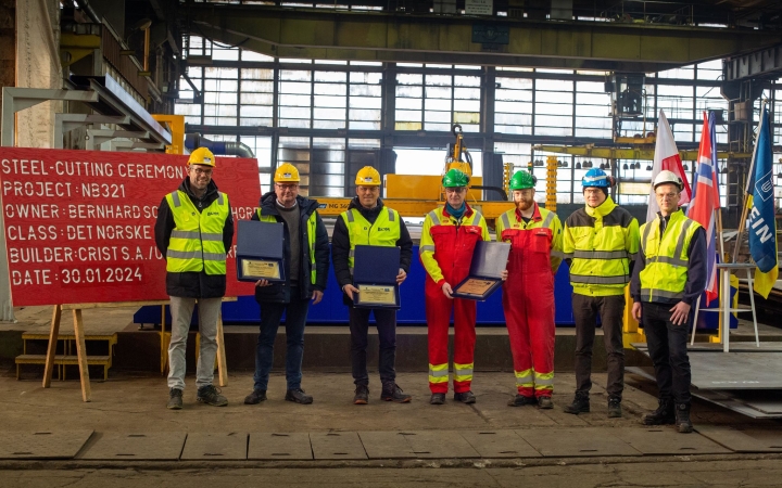 CRIST. Cięcie stali i położenie stępki pod dwa offshorowce-GospodarkaMorska.pl