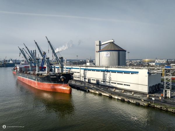 Port Gdańsk: trwa załadunek polskiego cukru-GospodarkaMorska.pl