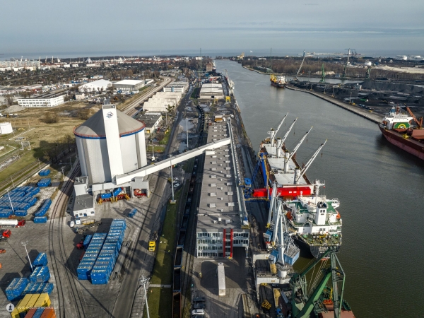 Port Gdańsk: trwa załadunek polskiego cukru-GospodarkaMorska.pl