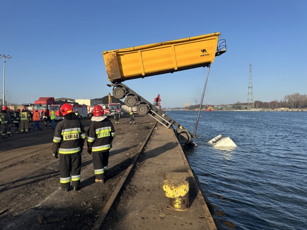 [WIDEO] Wypadek i akcja ratownicza w Porcie Gdańsk - ciężarówka zawisła na nabrzeżu-GospodarkaMorska.pl