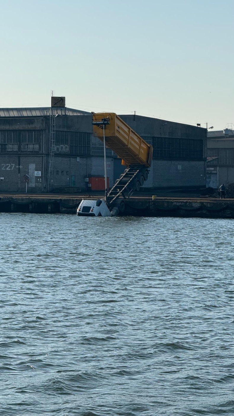 [WIDEO] Wypadek i akcja ratownicza w Porcie Gdańsk - ciężarówka zawisła na nabrzeżu-GospodarkaMorska.pl