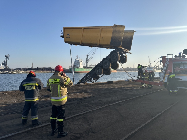 [WIDEO] Wypadek i akcja ratownicza w Porcie Gdańsk - ciężarówka zawisła na nabrzeżu-GospodarkaMorska.pl