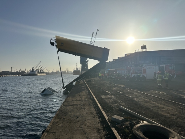 [WIDEO] Wypadek i akcja ratownicza w Porcie Gdańsk - ciężarówka zawisła na nabrzeżu-GospodarkaMorska.pl