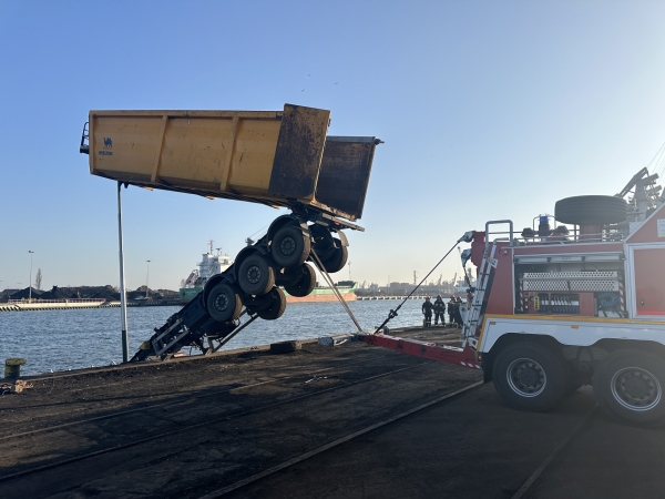 [WIDEO] Wypadek i akcja ratownicza w Porcie Gdańsk - ciężarówka zawisła na nabrzeżu-GospodarkaMorska.pl