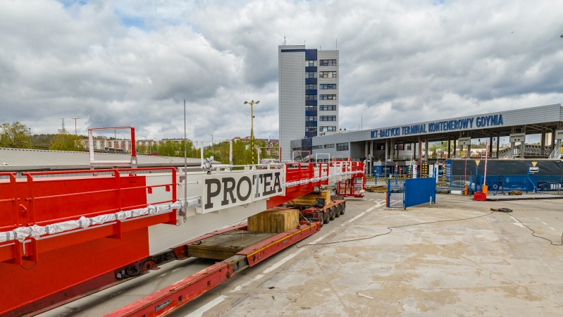 Żuraw polskiej firmy Protea wypłynął na morską platformę z BCT w Porcie Gdynia-GospodarkaMorska.pl