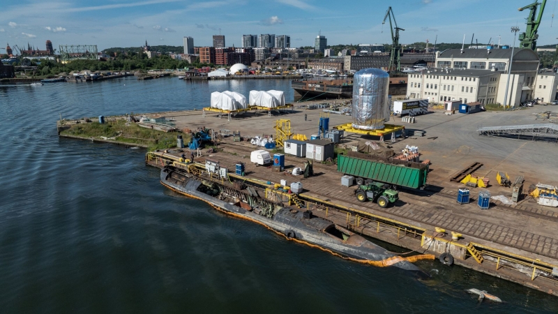 Koniec byłego ORP Kondor. Trwa złomowanie okrętu podwodnego [ZDJĘCIA, WIDEO]-GospodarkaMorska.pl