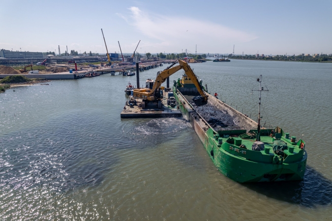 Nie ustają prace przy budowie Morskiego Terminala Przeładunkowego. Do akcji wkracza ciężki sprzęt-GospodarkaMorska.pl