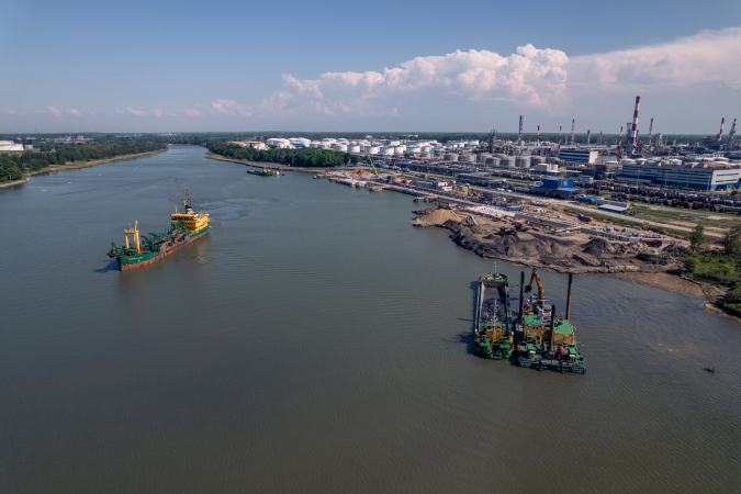 Nie ustają prace przy budowie Morskiego Terminala Przeładunkowego. Do akcji wkracza ciężki sprzęt-GospodarkaMorska.pl