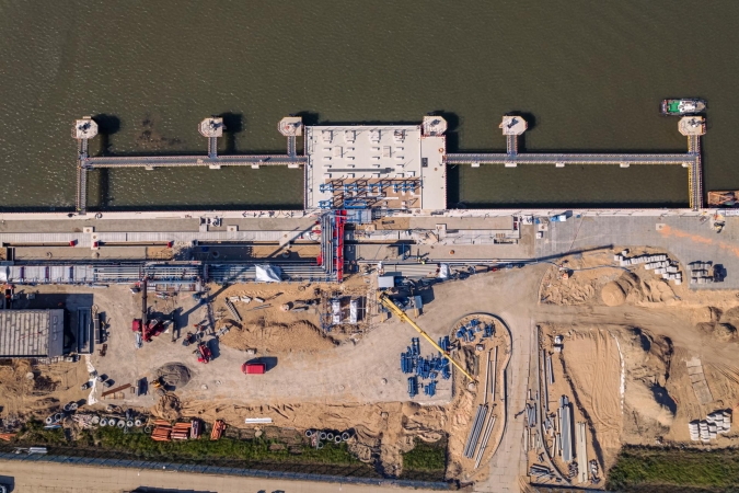 Nie ustają prace przy budowie Morskiego Terminala Przeładunkowego. Do akcji wkracza ciężki sprzęt-GospodarkaMorska.pl