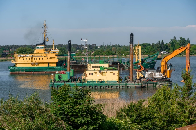 Nie ustają prace przy budowie Morskiego Terminala Przeładunkowego. Do akcji wkracza ciężki sprzęt-GospodarkaMorska.pl