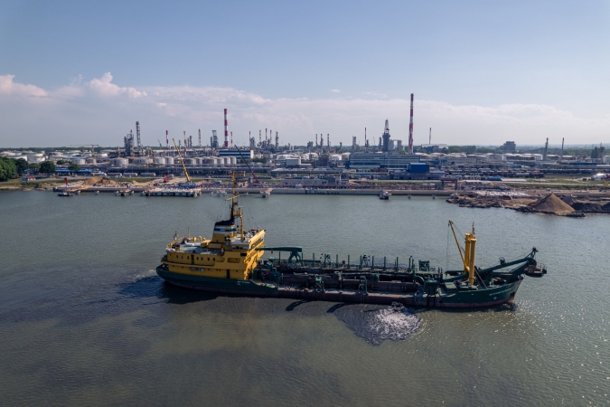 Nie ustają prace przy budowie Morskiego Terminala Przeładunkowego. Do akcji wkracza ciężki sprzęt-GospodarkaMorska.pl