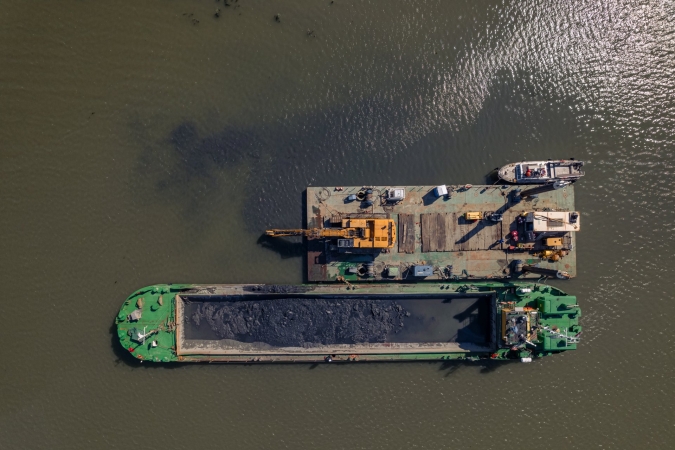 Nie ustają prace przy budowie Morskiego Terminala Przeładunkowego. Do akcji wkracza ciężki sprzęt-GospodarkaMorska.pl