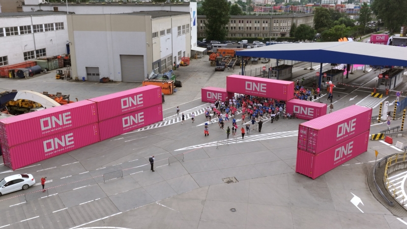 Charytatywny bieg wśród kontenerów. Za nami ONE Terminal RUN Hutchison Ports Gdynia 2024-GospodarkaMorska.pl