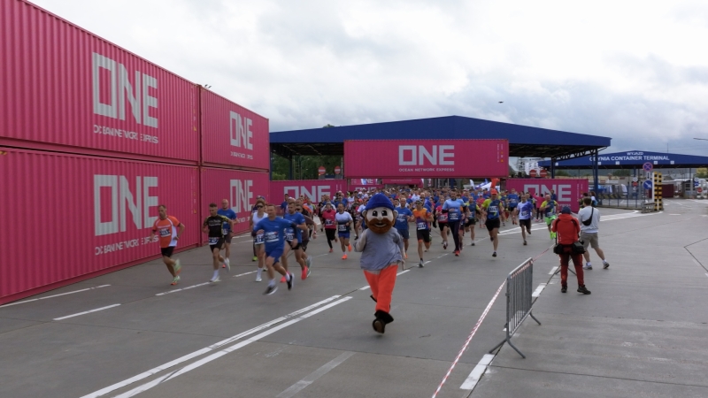 Charytatywny bieg wśród kontenerów. Za nami ONE Terminal RUN Hutchison Ports Gdynia 2024-GospodarkaMorska.pl