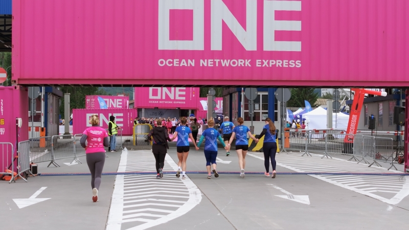 Charytatywny bieg wśród kontenerów. Za nami ONE Terminal RUN Hutchison Ports Gdynia 2024-GospodarkaMorska.pl