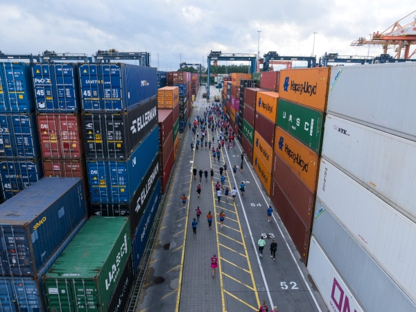 Charytatywny bieg wśród kontenerów. Za nami ONE Terminal RUN Hutchison Ports Gdynia 2024-GospodarkaMorska.pl