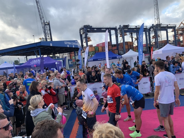 Charytatywny bieg wśród kontenerów. Za nami ONE Terminal RUN Hutchison Ports Gdynia 2024-GospodarkaMorska.pl