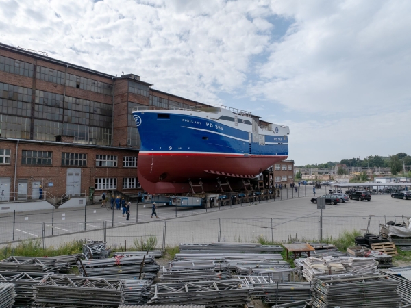 Dookoła stoczni, ale na kołach. Pierwsza podróż nowego statku w Karstensenie-GospodarkaMorska.pl