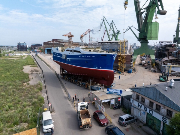 Dookoła stoczni, ale na kołach. Pierwsza podróż nowego statku w Karstensenie-GospodarkaMorska.pl