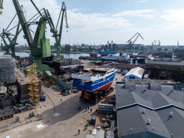 Dookoła stoczni, ale na kołach. Pierwsza podróż nowego statku w Karstensenie-GospodarkaMorska.pl