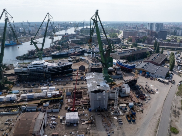 Dookoła stoczni, ale na kołach. Pierwsza podróż nowego statku w Karstensenie-GospodarkaMorska.pl