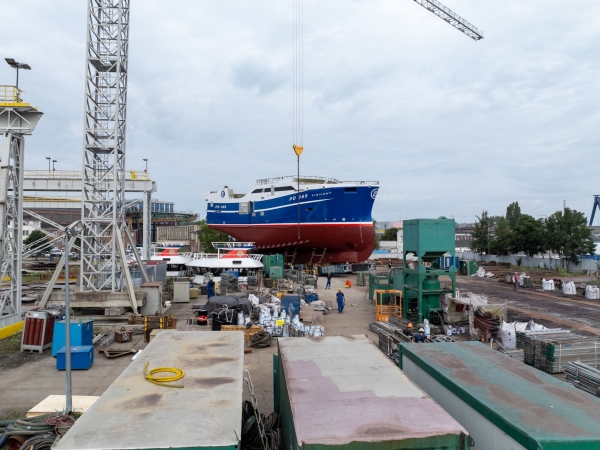 Dookoła stoczni, ale na kołach. Pierwsza podróż nowego statku w Karstensenie-GospodarkaMorska.pl