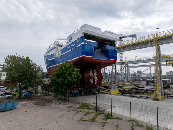 Dookoła stoczni, ale na kołach. Pierwsza podróż nowego statku w Karstensenie-GospodarkaMorska.pl