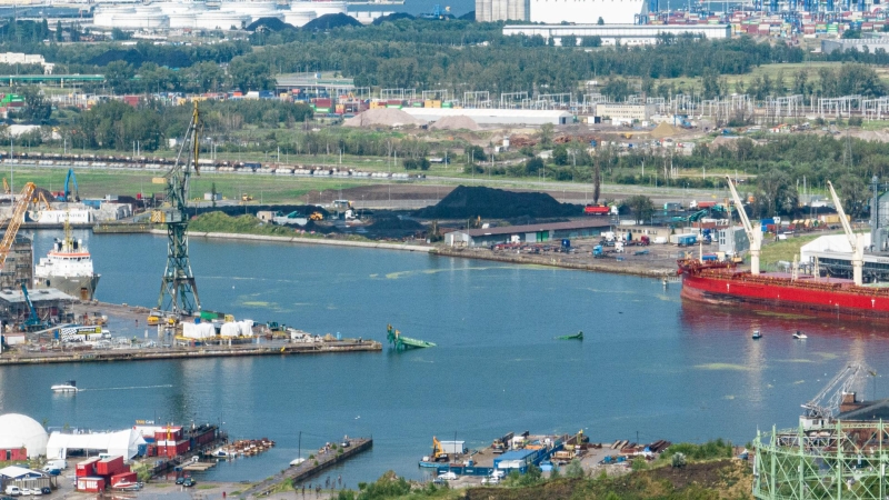 [WIDEO] Wiatr zepchnął do wody potężny dźwig na Wyspie Ostrów-GospodarkaMorska.pl