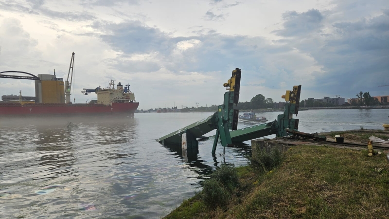 [WIDEO] Wiatr zepchnął do wody potężny dźwig na Wyspie Ostrów-GospodarkaMorska.pl