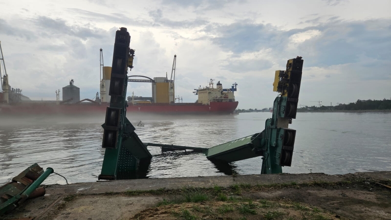 [WIDEO] Wiatr zepchnął do wody potężny dźwig na Wyspie Ostrów-GospodarkaMorska.pl