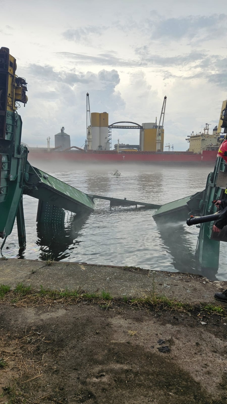 [WIDEO] Wiatr zepchnął do wody potężny dźwig na Wyspie Ostrów-GospodarkaMorska.pl