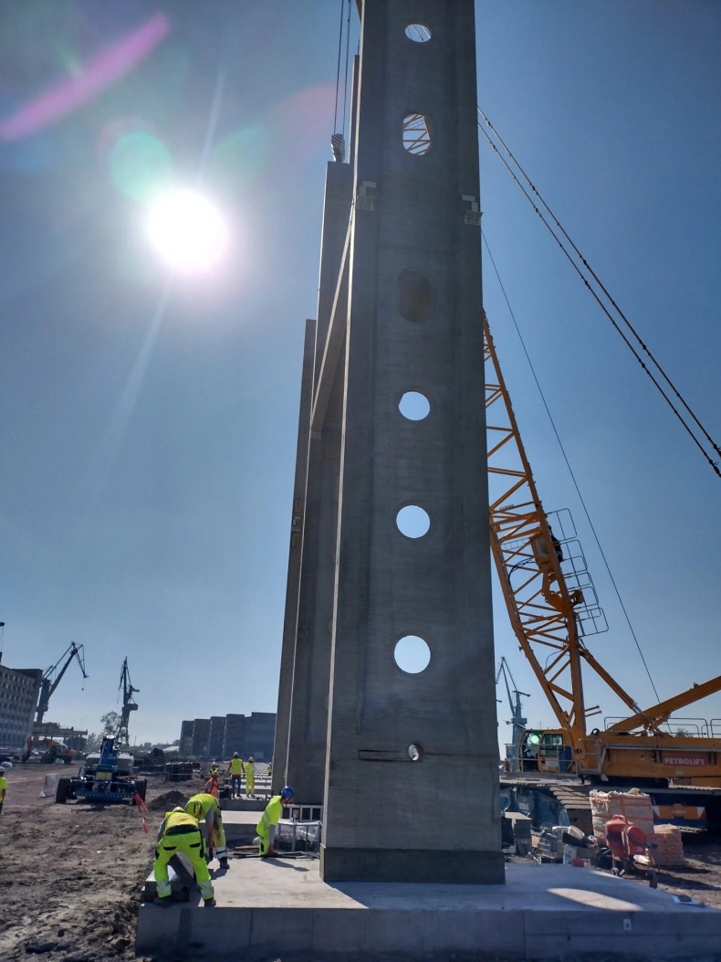 Erbud: montaż słupów żelbetowych na terenie budowy fabryki Baltic Towers [wideo]-GospodarkaMorska.pl