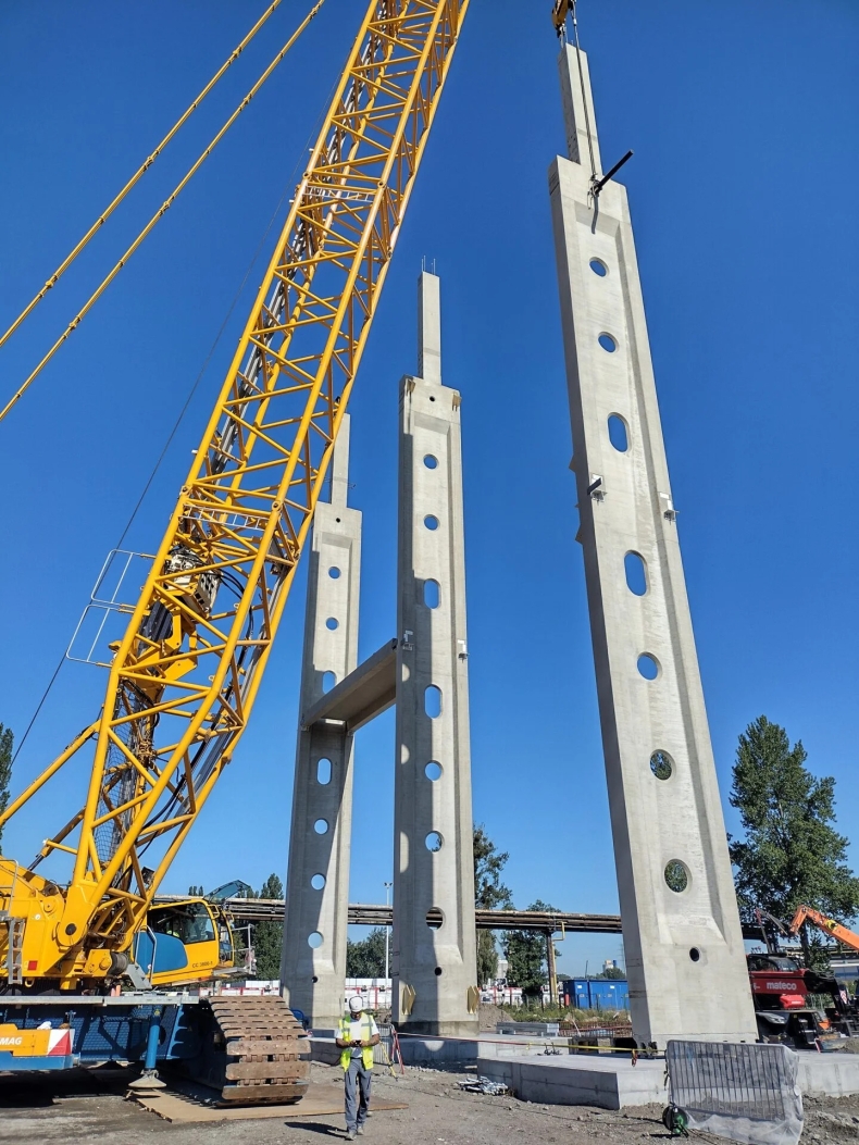 Erbud: montaż słupów żelbetowych na terenie budowy fabryki Baltic Towers [wideo]-GospodarkaMorska.pl