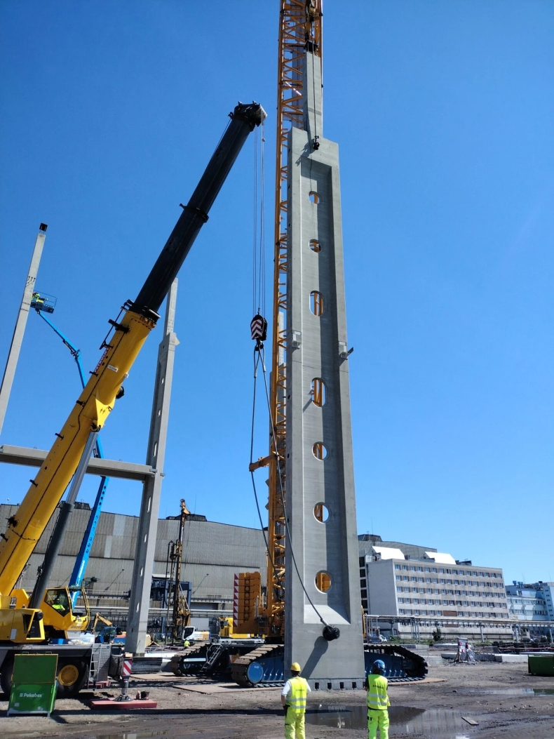 Erbud: montaż słupów żelbetowych na terenie budowy fabryki Baltic Towers [wideo]-GospodarkaMorska.pl