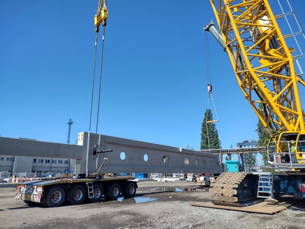 Erbud: montaż słupów żelbetowych na terenie budowy fabryki Baltic Towers [wideo]-GospodarkaMorska.pl