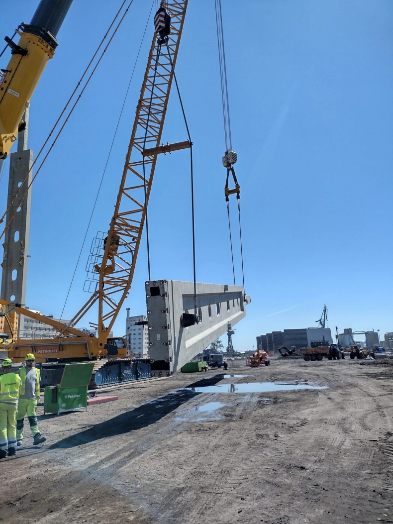 Erbud: montaż słupów żelbetowych na terenie budowy fabryki Baltic Towers [wideo]-GospodarkaMorska.pl