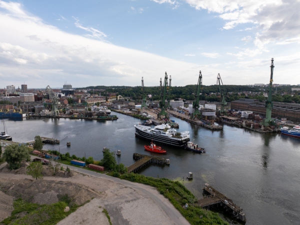 W Karstensenie zwodowano kolejny statek rybacki. Herøyhav już na wodzie -GospodarkaMorska.pl