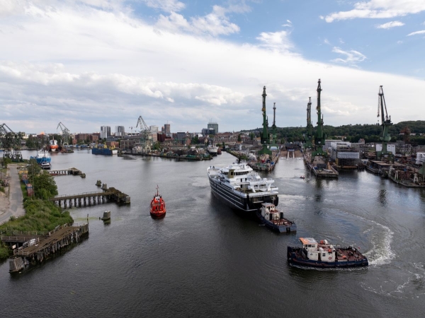 W Karstensenie zwodowano kolejny statek rybacki. Herøyhav już na wodzie -GospodarkaMorska.pl