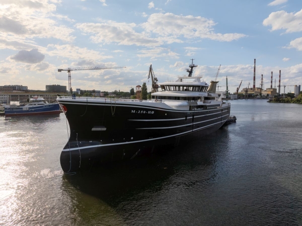 W Karstensenie zwodowano kolejny statek rybacki. Herøyhav już na wodzie -GospodarkaMorska.pl