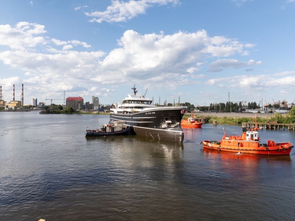 W Karstensenie zwodowano kolejny statek rybacki. Herøyhav już na wodzie -GospodarkaMorska.pl