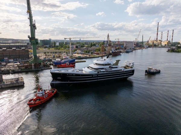 W Karstensenie zwodowano kolejny statek rybacki. Herøyhav już na wodzie -GospodarkaMorska.pl