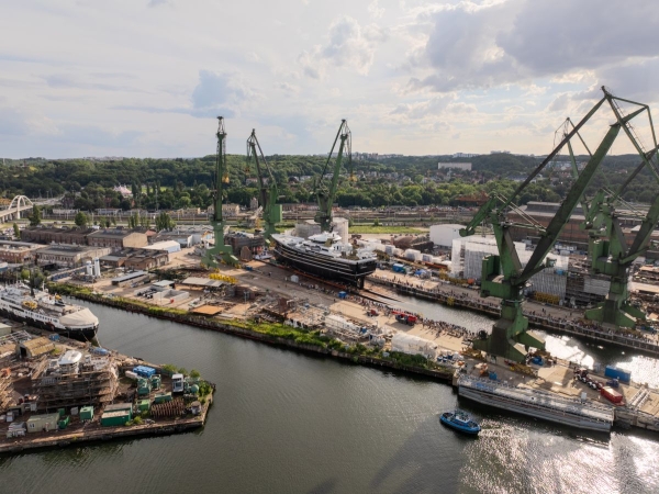 W Karstensenie zwodowano kolejny statek rybacki. Herøyhav już na wodzie -GospodarkaMorska.pl